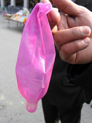 组图:黑心商家太缺德 废弃安全套随食品赠学生